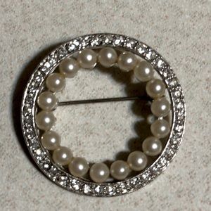 Vintage Marvella faux pearl and rhinestone broach (488)